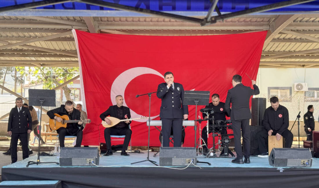 Hatay’ın Dörtyol ilçesinde görev yapan emniyet mensupları, güvenliği sağlama görevlerinin