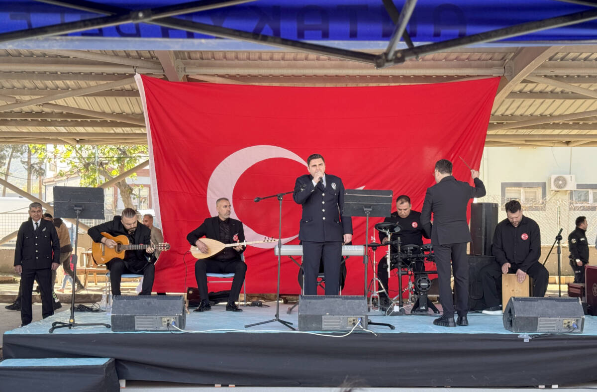 “Emniyetin Sesi” ilk sahnesinde büyük beğeni topladı