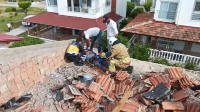 Hatay’ın Arsuz ilçesinde 2 katlı bir apartmanın çatısında su deposu