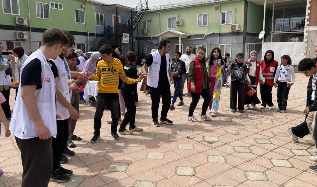 Hatay’ın Kırıkhan ilçesinde düzenlenen “Kalbimin Sesi” şenliği, yetim çocukları hem