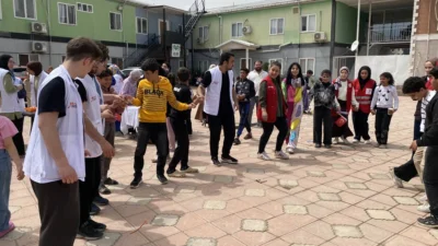 Hatay’ın Kırıkhan ilçesinde düzenlenen “Kalbimin Sesi” şenliği, yetim çocukları hem