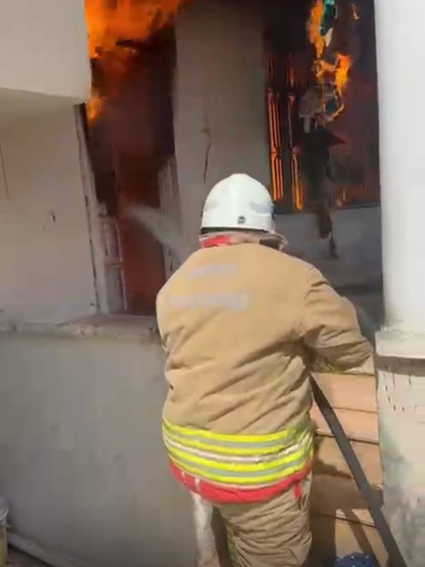 Alevler evi sardı! İtfaiye felaketi önledi