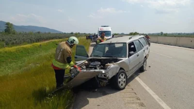 Hatay’ın Hassa ilçesinde meydana gelen trafik kazasında, kontrolden çıkan bir