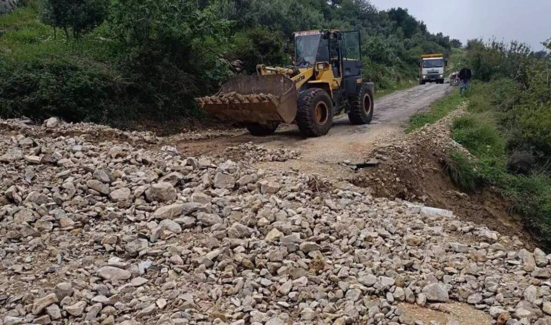 Hatay’da etkili olan yoğun yağış, Yayladağı ilçesinde heyelana yol açarak