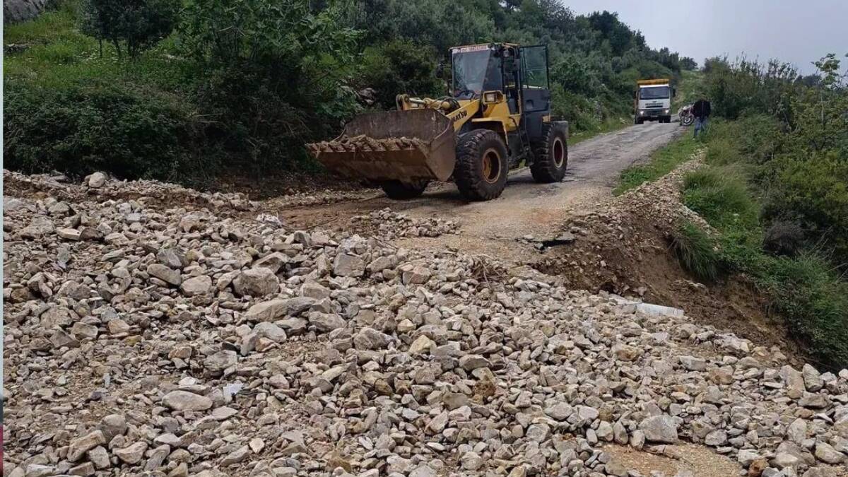 Hatay’da etkili olan yoğun yağış, Yayladağı ilçesinde heyelana yol açarak