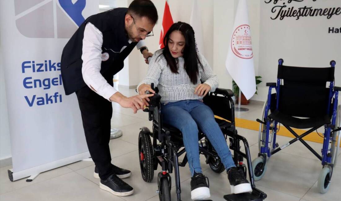 Hatay'da fizik tedavi için gittiği merkezde kuaförlük kursuna da katılan