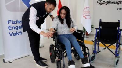 Hatay'da fizik tedavi için gittiği merkezde kuaförlük kursuna da katılan