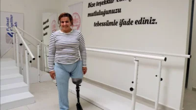 Hatay’da 7 yaşında geçirdiği trafik kazasıyla sol bacağını kaybeden, eşini