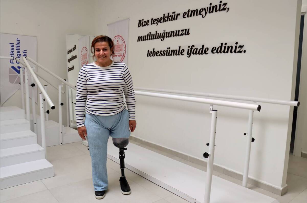 Hatay’da 7 yaşında geçirdiği trafik kazasıyla sol bacağını kaybeden, eşini
