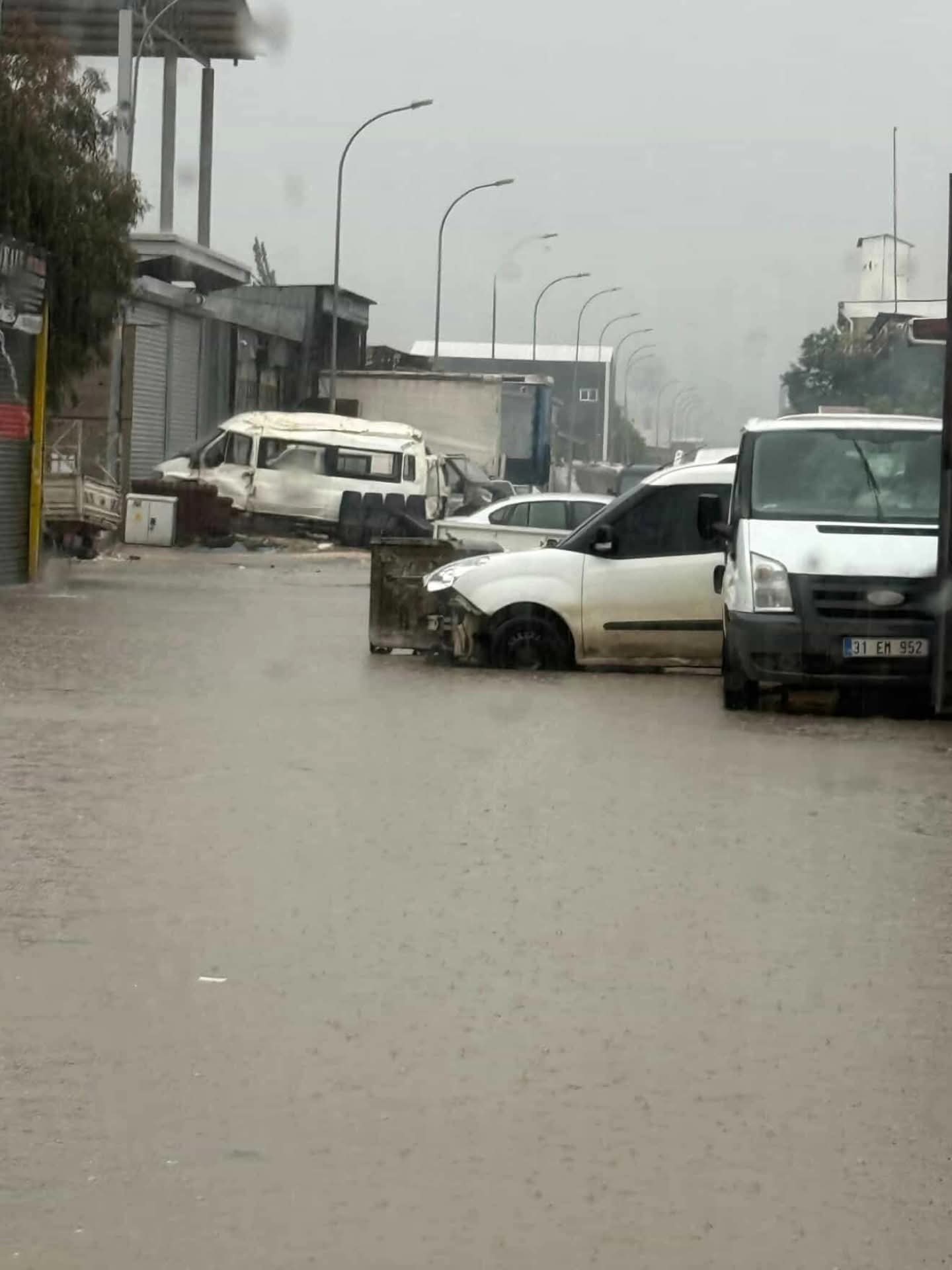 Hatay’ın Antakya ilçesinde bulunan sanayi sitesi, etkili olan yağışın ardından
