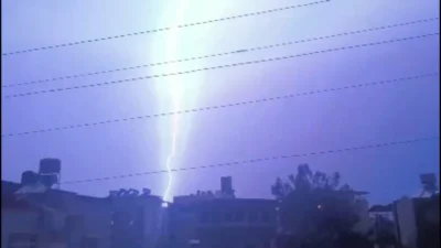 Hatay’ın kıyı ilçelerinde gece saatlerinde etkisini artıran şiddetli yağış ve