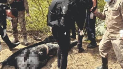Hatay’ın Reyhanlı ilçesine bağlı Demirköprü mevkiinde nehirde bir erkek cesedinin