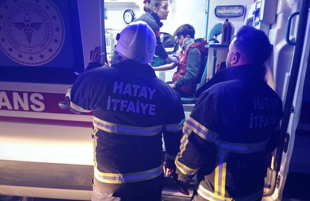 Hatay’ın Hassa ilçesinde seyir halindeki bir otomobilin ağaca çarpması sonucu