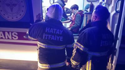 Hatay’ın Hassa ilçesinde seyir halindeki bir otomobilin ağaca çarpması sonucu