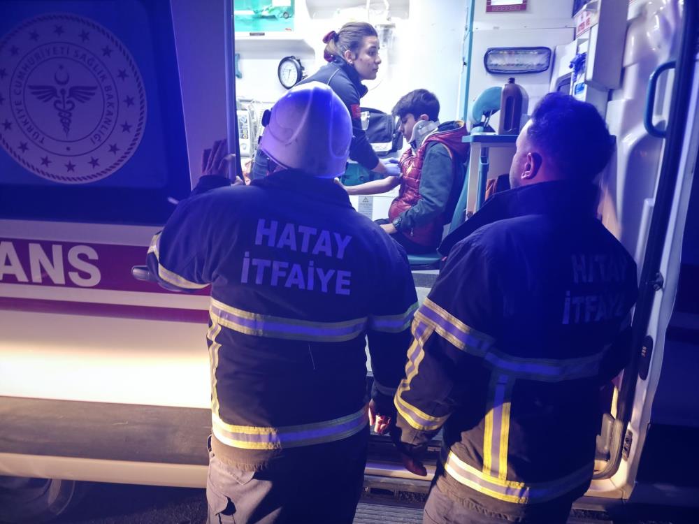 Hatay’da kontrolden çıkan otomobil ağaca çarptı