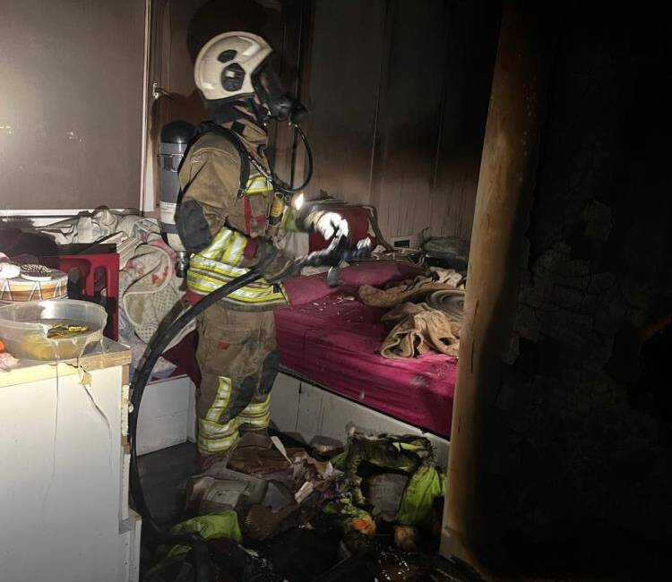 Hatay’ın Arsuz ilçesinde bir evde çıkan yangın, itfaiye ekiplerinin hızlı