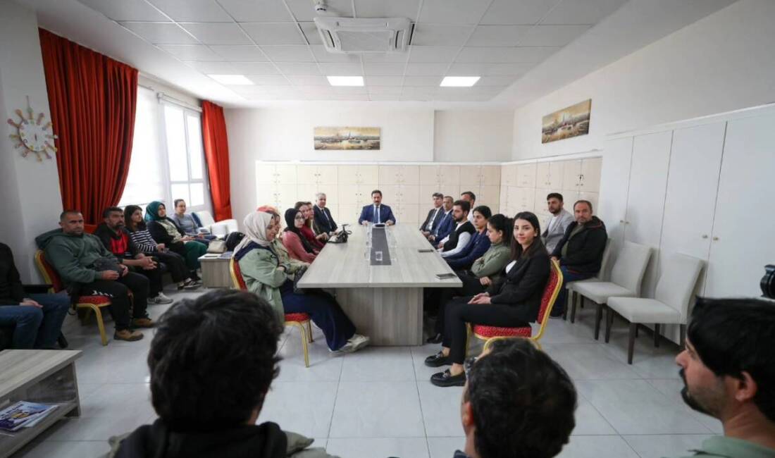 Hatay Valisi Mustafa Masatlı, öğretmen ve öğrencilerle bir araya gelerek