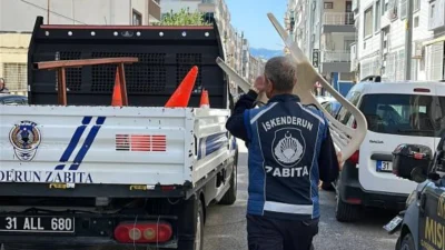 Hatay’ın İskenderun ilçesinde zabıta ekipleri tarafından gerçekleştirilen kaldırım ve yol