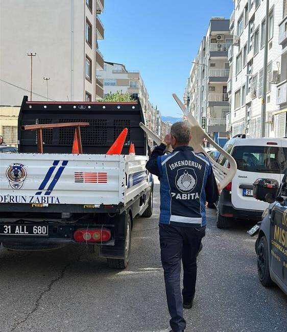 Hatay’ın İskenderun ilçesinde zabıta ekipleri tarafından gerçekleştirilen kaldırım ve yol