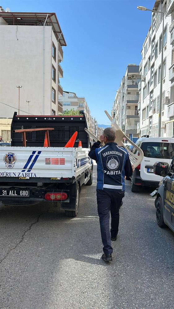 Hatay’ın İskenderun ilçesinde zabıta ekipleri tarafından gerçekleştirilen kaldırım ve yol
