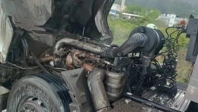 Hatay’da Payas–Dörtyol istikametinde seyir halindeyken motor kısmında yangın çıkan tırda