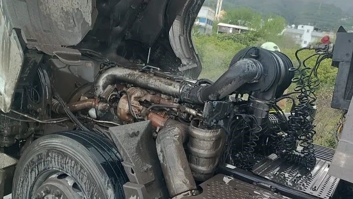 Hatay’da Payas–Dörtyol istikametinde seyir halindeyken motor kısmında yangın çıkan tırda