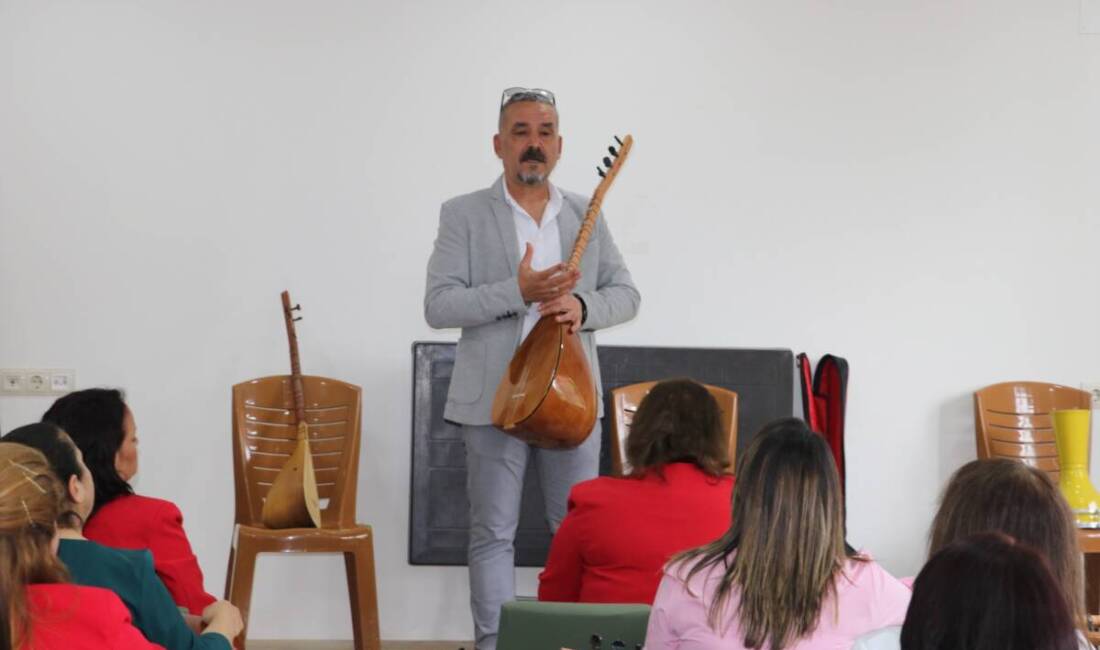 Hatay’da gönüllü öğretmen Halil Bulut’un başlattığı bağlama kursu, depremzede kadınların