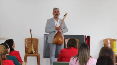 Hatay’da gönüllü öğretmen Halil Bulut’un başlattığı bağlama kursu, depremzede kadınların
