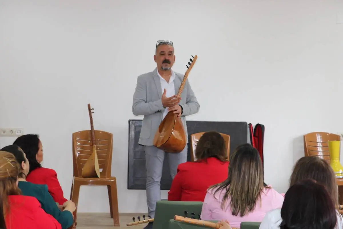 Hatay’da gönüllü öğretmen Halil Bulut’un başlattığı bağlama kursu, depremzede kadınların