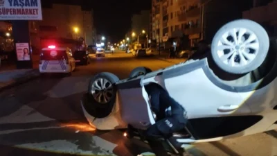 Hatay’ın Arsuz ilçesinde kontrolden çıkan otomobil, park halindeki üç araca
