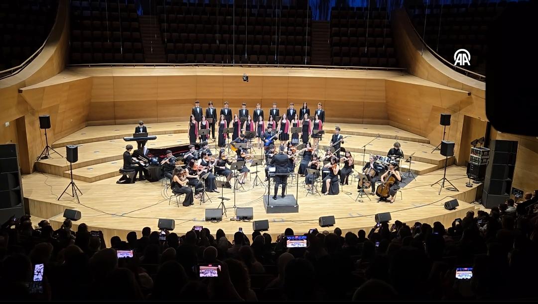 Hataylı depremzede öğrencilerden oluşan 45 kişilik orkestra, Ankara’da sanatseverlerle buluştu.