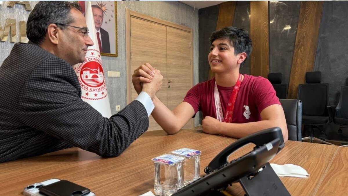 Hatay’daki ortaokul öğrencileri arasında bilek güreşinde ilçe şampiyonu olan Antakya