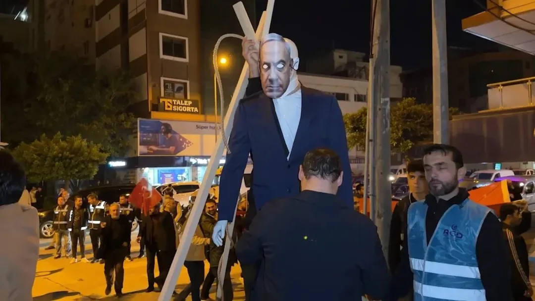 Hatay’ın İskenderun ilçesinde İsrail Başbakanı Benjamin Netanyahu’yu temsil eden bir