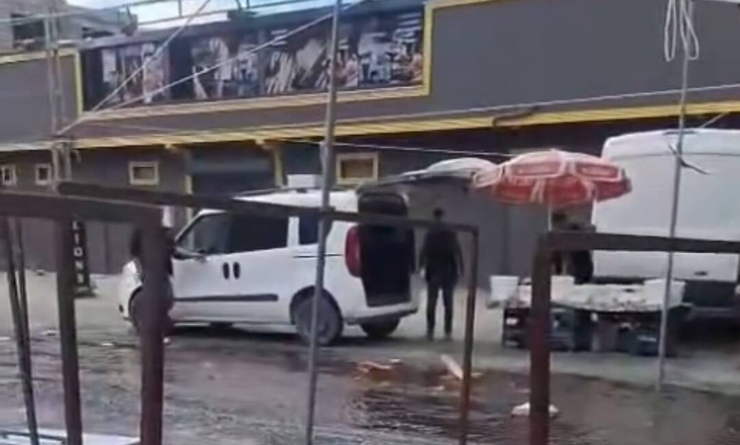 Defne ilçesindeki Sosyete Pazarı, yağış sonrası çamur deryasına dönüşürken, pazarcı