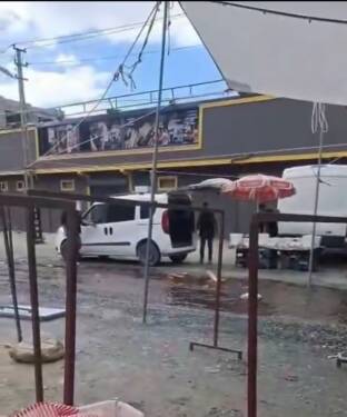 Defne ilçesindeki Sosyete Pazarı, yağış sonrası çamur deryasına dönüşürken, pazarcı