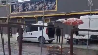 Defne ilçesindeki Sosyete Pazarı, yağış sonrası çamur deryasına dönüşürken, pazarcı