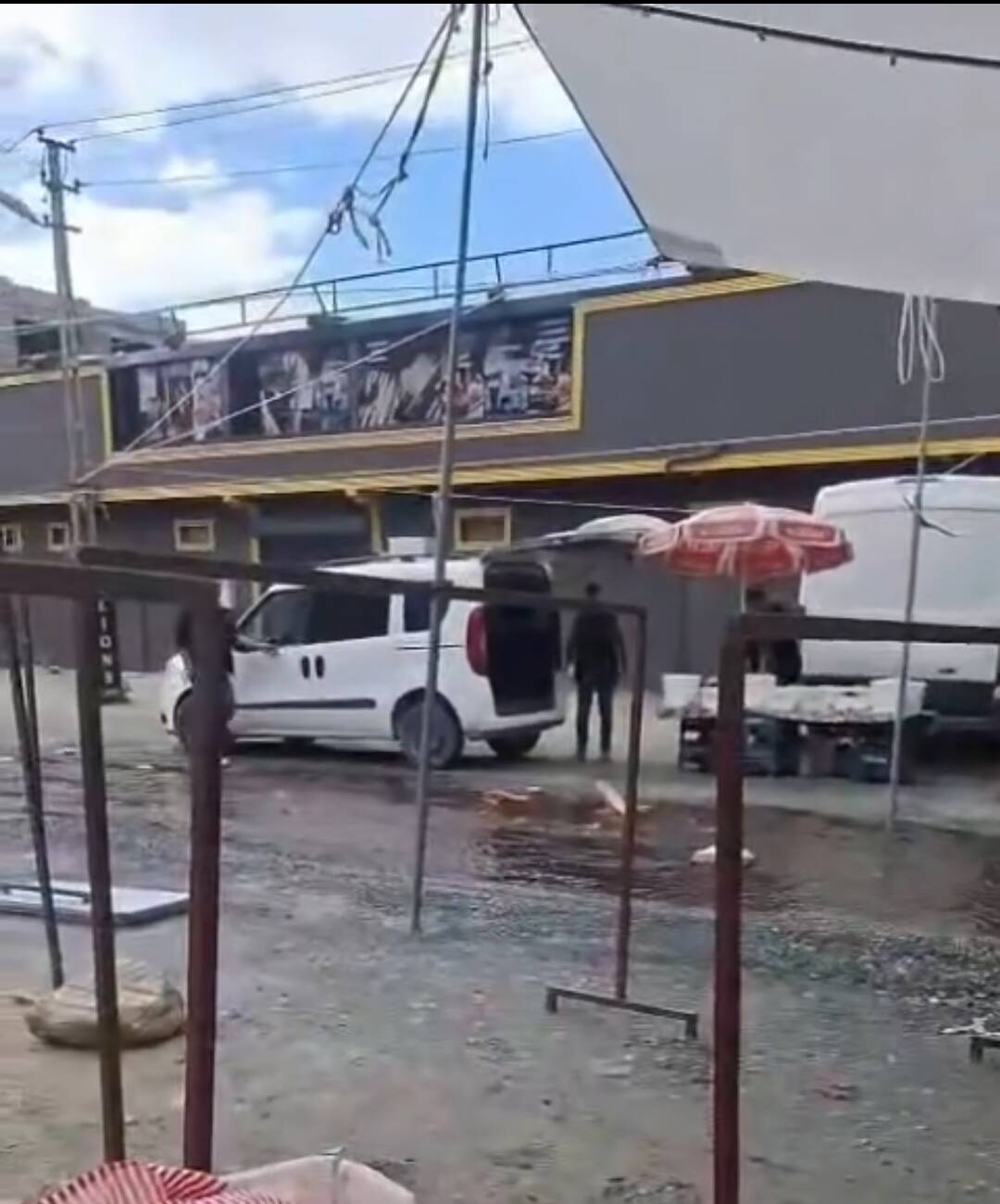 Defne ilçesindeki Sosyete Pazarı, yağış sonrası çamur deryasına dönüşürken, pazarcı