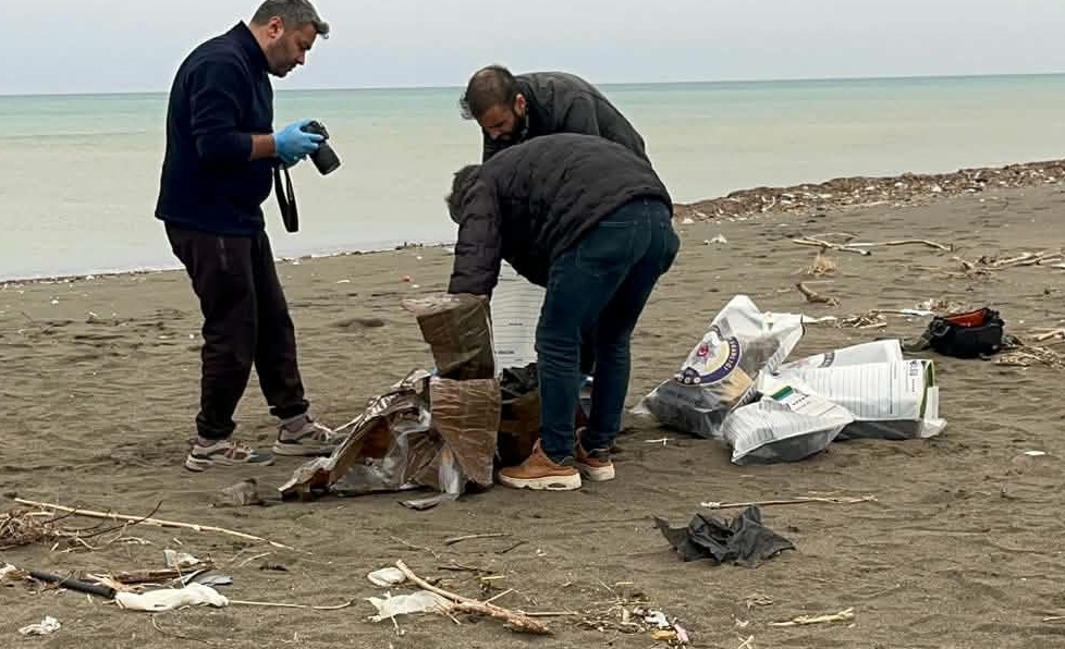 Hatay’ın Samandağ ilçesinde sahilde bulunan sahipsiz bir çanta, ekipleri harekete