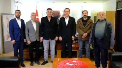 Defne’de TKP’nin meclis listesinde yer alan Ümit Balcı ve Turgay