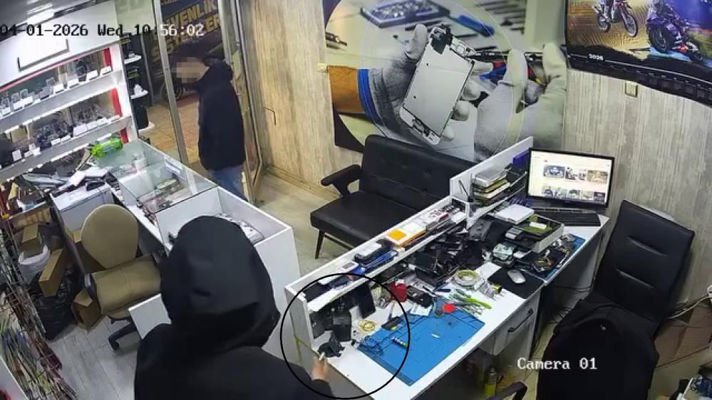 Hatay’ın Dörtyol ilçesinde bir cep telefonu dükkanına giren iki şüpheliden