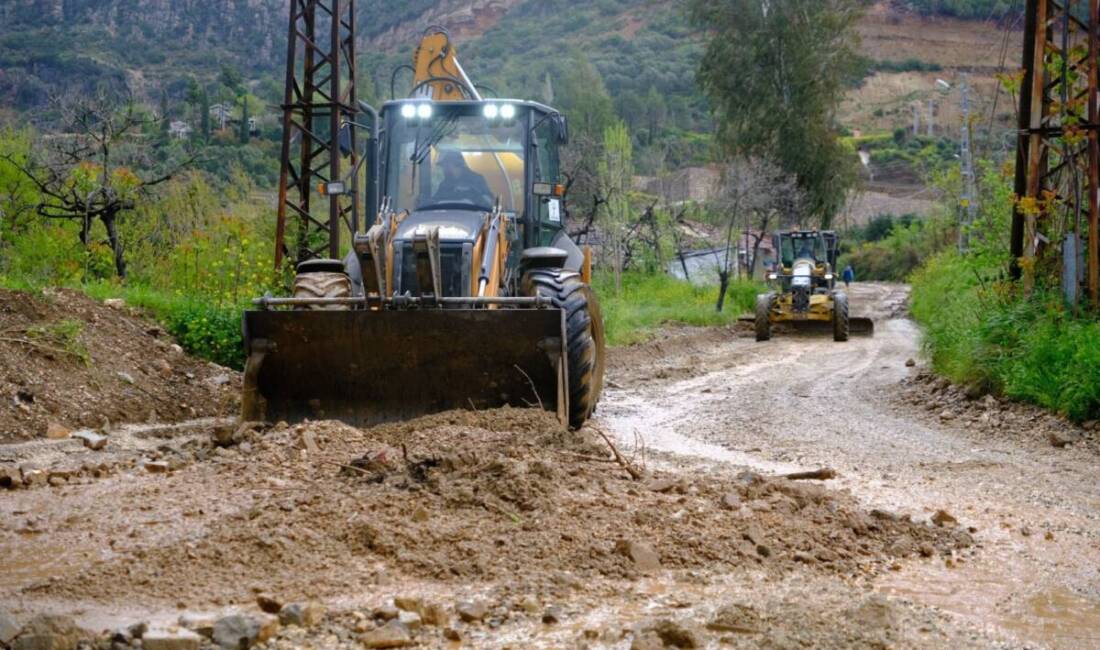 Defne’de etkili olan sağanak yağışların ardından belediye ekipleri, kapanan yolların
