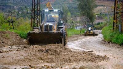 Defne’de etkili olan sağanak yağışların ardından belediye ekipleri, kapanan yolların