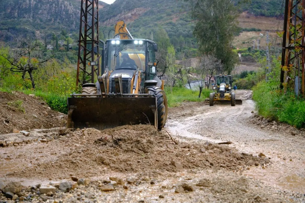 Defne’de etkili olan sağanak yağışların ardından belediye ekipleri, kapanan yolların