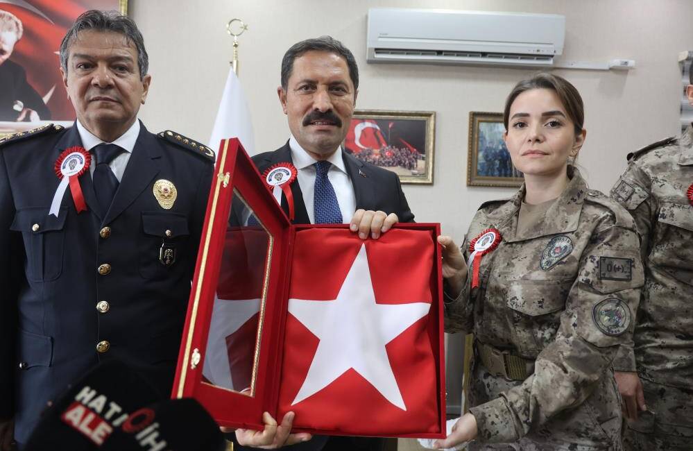 Hatay’da Polis Haftası kapsamında düzenlenen programda duygulandıran anlar yaşandı. Şehit