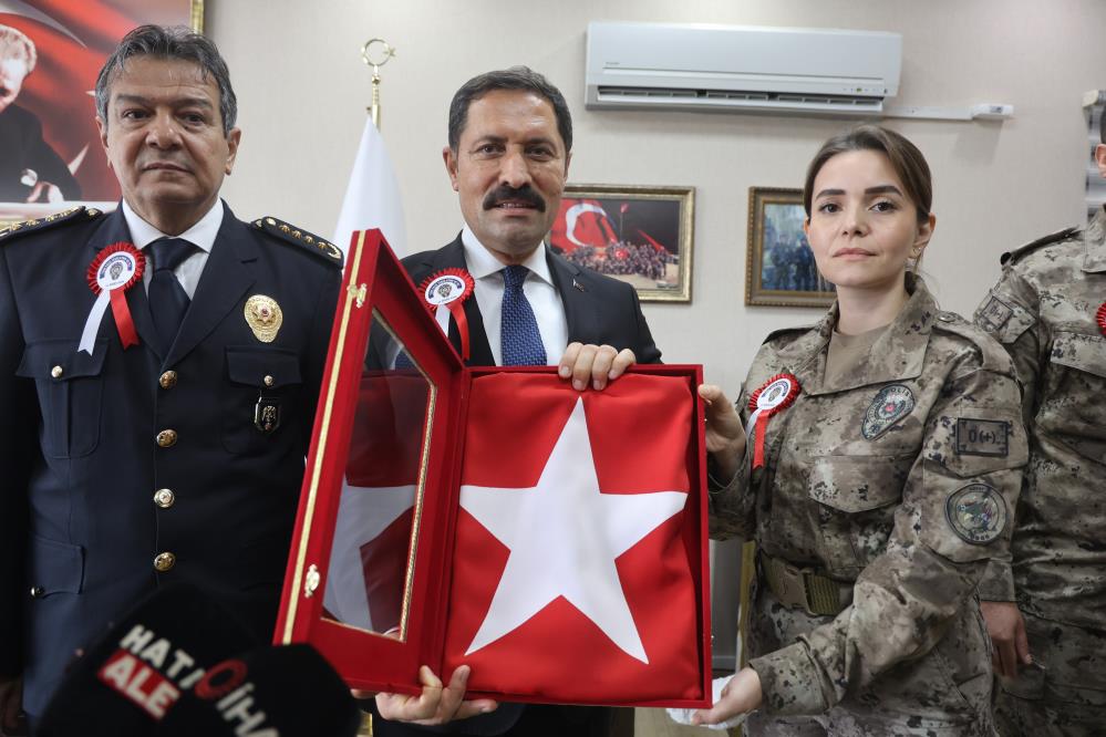 Hatay’da Polis Haftası kapsamında düzenlenen programda duygulandıran anlar yaşandı. Şehit