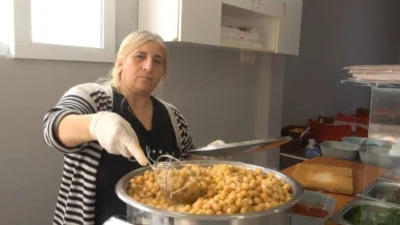 Hatay'da memleketinin lezzeti olan nohut dürümü vatandaşlara 90 TL'lik fiyatla