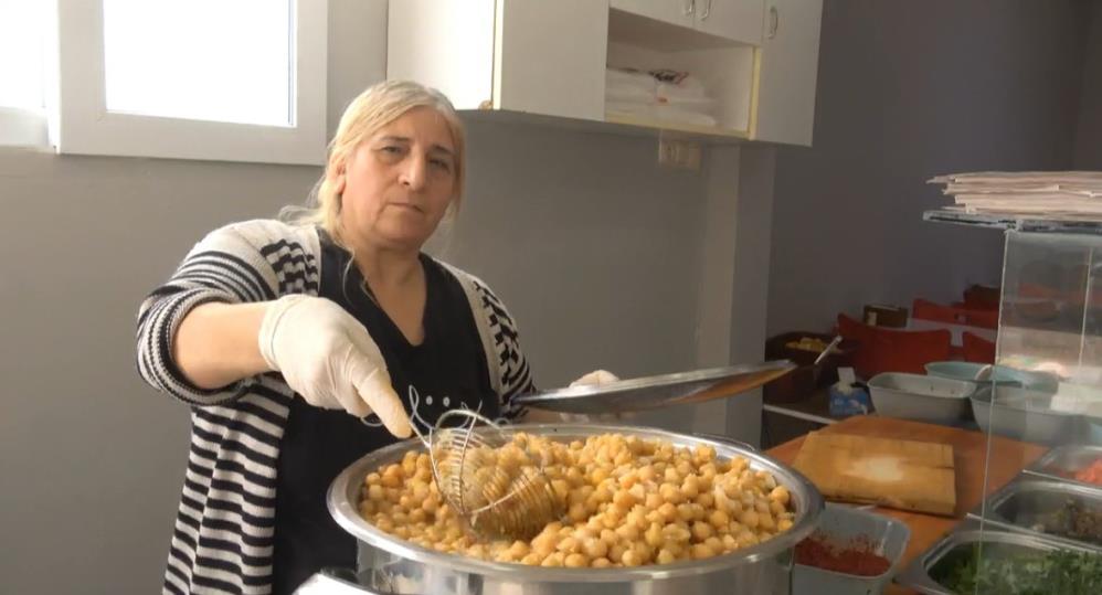 Hatay'da memleketinin lezzeti olan nohut dürümü vatandaşlara 90 TL'lik fiyatla