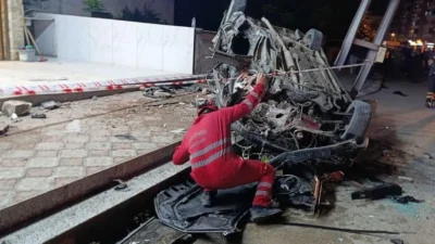 Hatay’ın Dörtyol ilçesinde sürücüsünün direksiyon hakimiyetini kaybettiği otomobil, önce iki