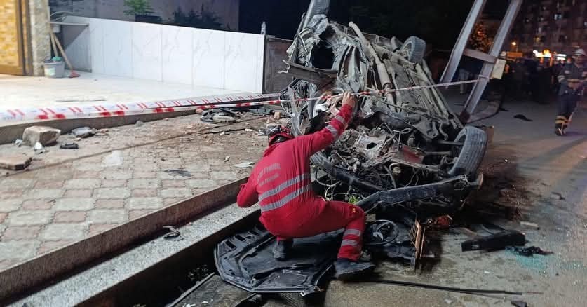 Hatay’ın Dörtyol ilçesinde sürücüsünün direksiyon hakimiyetini kaybettiği otomobil, önce iki