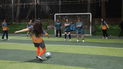 Hatay’da kadınların sahadaki performansı izleyenleri şaşırttı. Halı sahada düzenlenen futbol